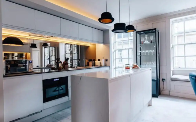 Modern Stylish Central Bath Apartment