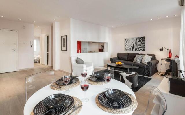 Stylish white 4 ppl apartment in City center