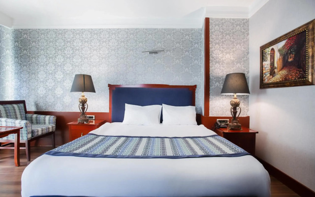 Golden Sails Hotel