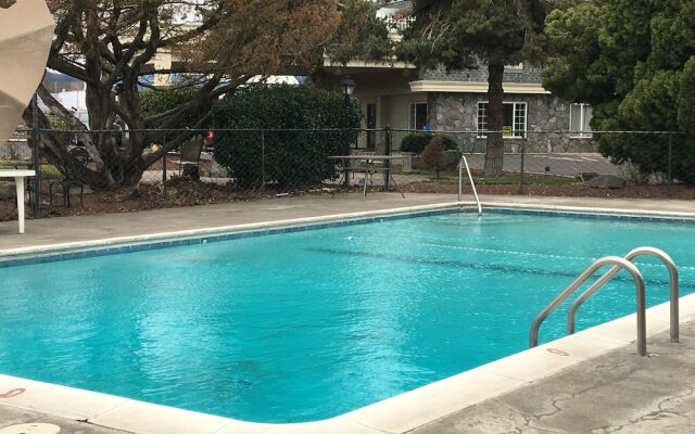 Econo Lodge Inn & Suites Central