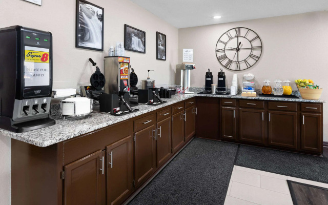 Super 8 by Wyndham Fairmont