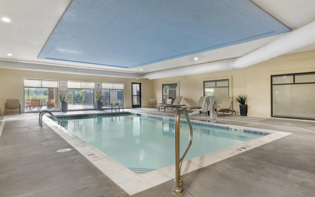 B/W Plus Elizabethtown Inn & Suites