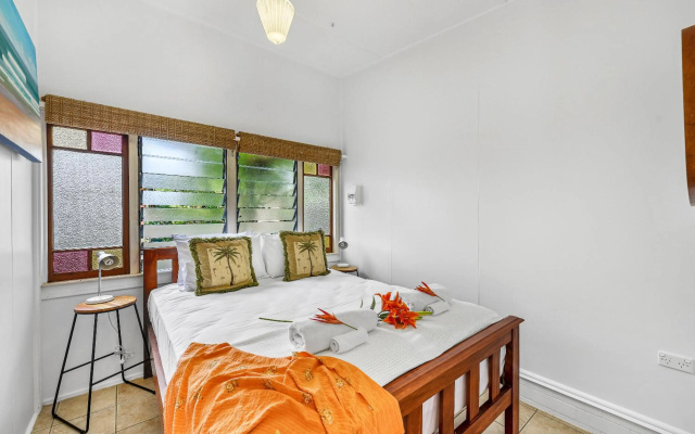 Cottonwood Cottage - Couples 'pet friendly' retro escape – Guest Rooms – Mudjimba