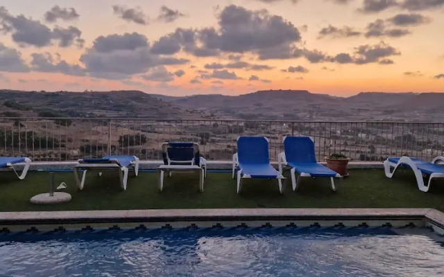 Modern 4-bed Home in Ix-xaghra, Valley View Pool