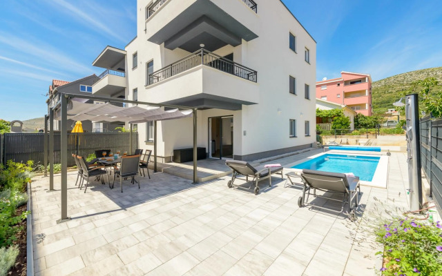 NEW apartment with POOL near center WITH 2 PARKING