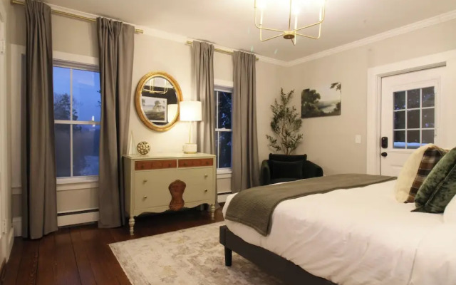 The Aurora Inn & Cottages