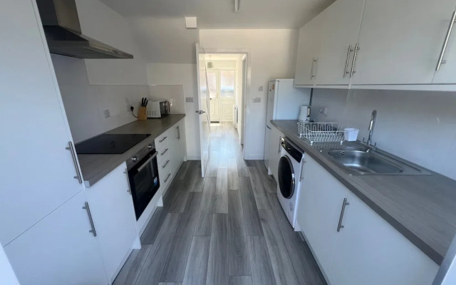 3 Bedroom House - Sleeps 6 & Free Parking