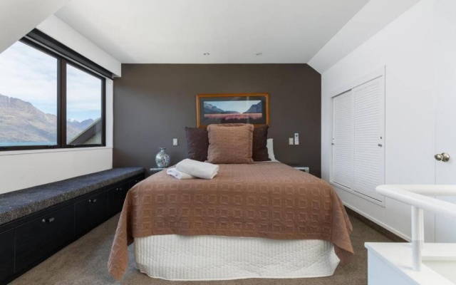 The Lodges 9 - Lake Front Views and Walk to Town – Guest Rooms – Queenstown