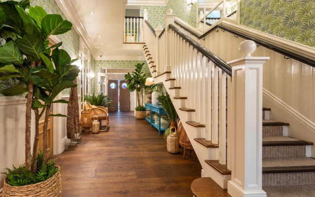 Roslin Beach Hotel