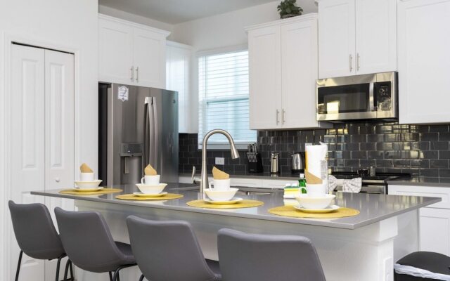 Beautiful Spacious House Near Themed Parks