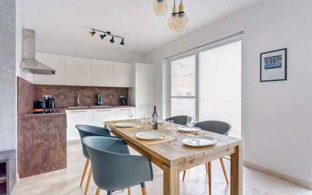 Brand New Designer Finished Apartment, Central Location