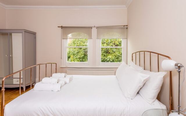 A Bright &Spacious 2 Bed Apt in West Kensington