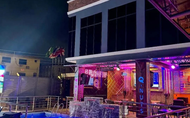 Q Nuts Lounge And Suites