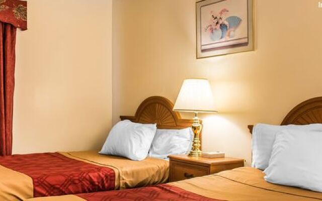 Econo Lodge Inn & Suites White Haven