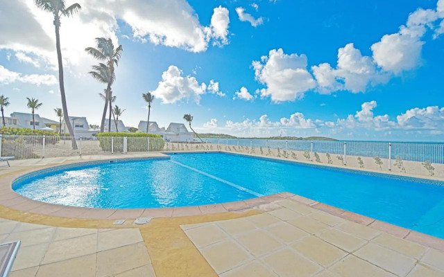 Deja Blue - Comfortable Beachfront condo