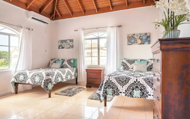 Runaway Bay Gem Villa
