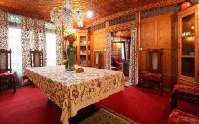 Royal Dandoo Palace of Houseboat