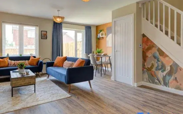 Sleeps 5 3 Bedroom House in Bourne with Parking