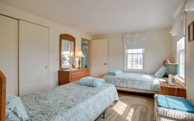 Walk to Beach: Chatham Getaway w/ Sunroom!