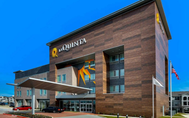 La Quinta Inn & Suites by Wyndham DFW West-Glade-Parks