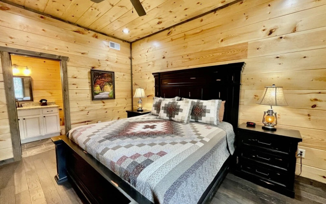 Bearly Behaving 2 Bedroom Cabin by RedAwning