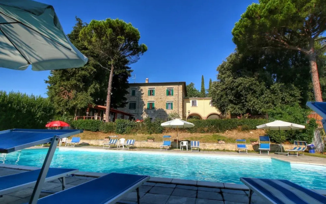Stunning Farmhouse with Swimming Pool & Hot Tub in Umbria