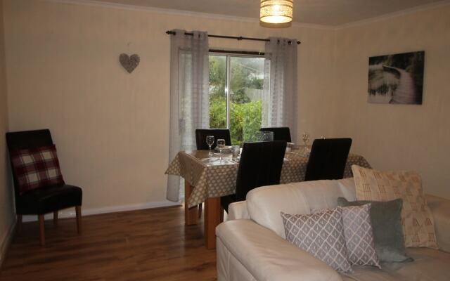 Heol Booker 4 Bedroom House by Cardiff Holiday Homes