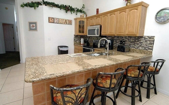 Home 4 BR Pool Sleeps 9