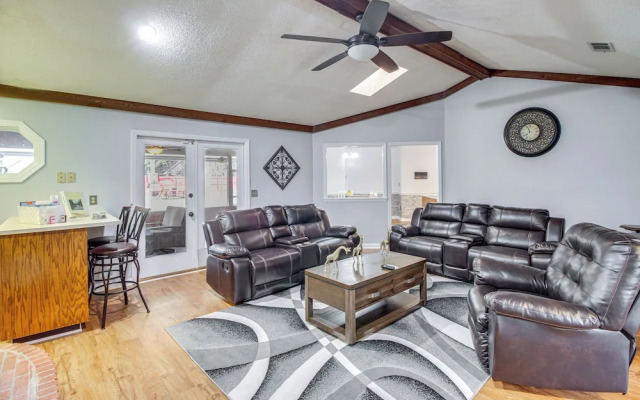 Pool + Gameroom: Family Fun Retreat in Hinesville!