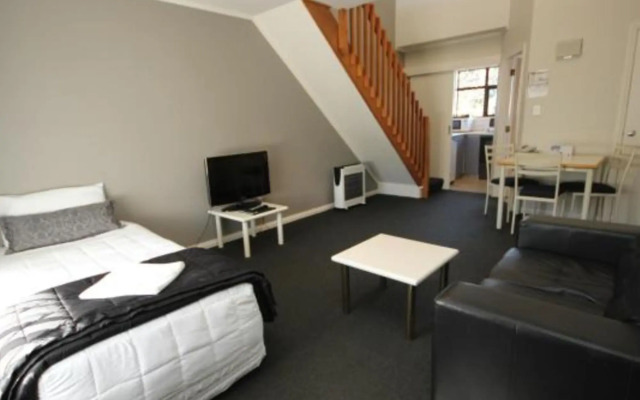 Champers Motor Inn