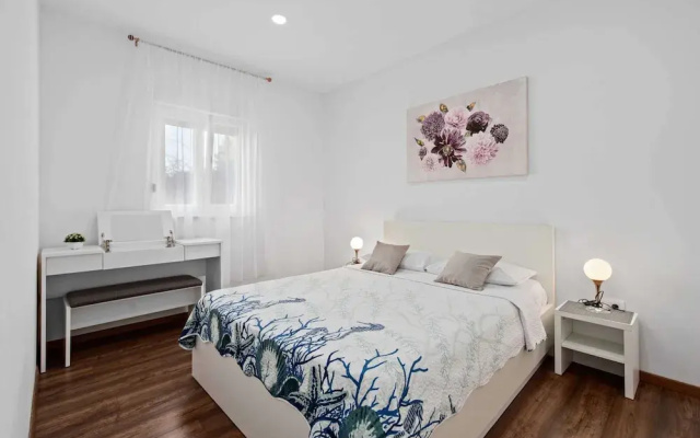 One-bedroom Apartment Near Beach