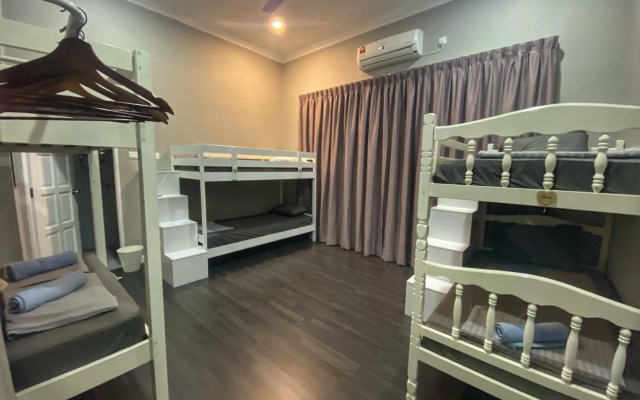 Shafickza Guesthouse – Guest Rooms – Kuala Terengganu