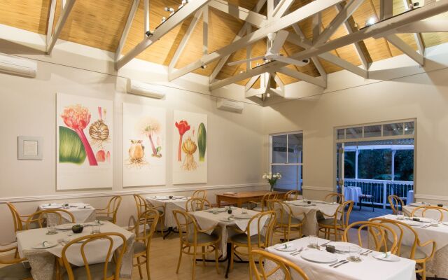 Quarry Lake Inn