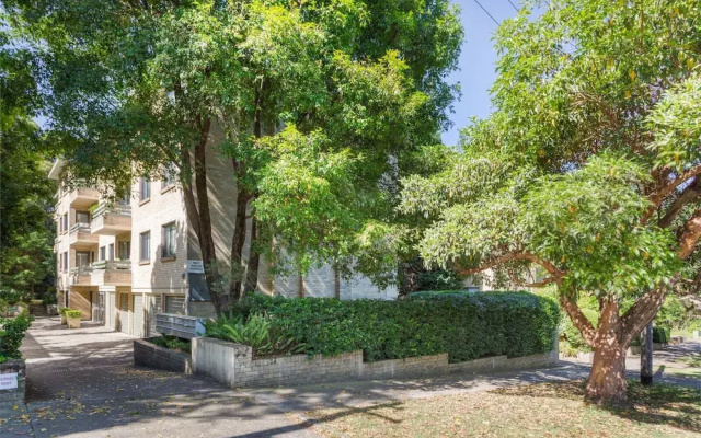 Unit With Balcony, Backyard and Parking Near Shops