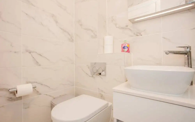 Designer 2 Bedroom Apartment in West London