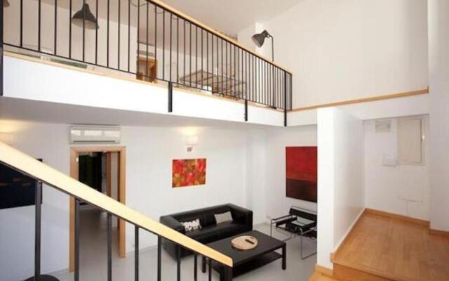 Spacious Apartment for Families Near Park Guell