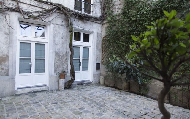 Saint-Germain des Prés Apartment 2