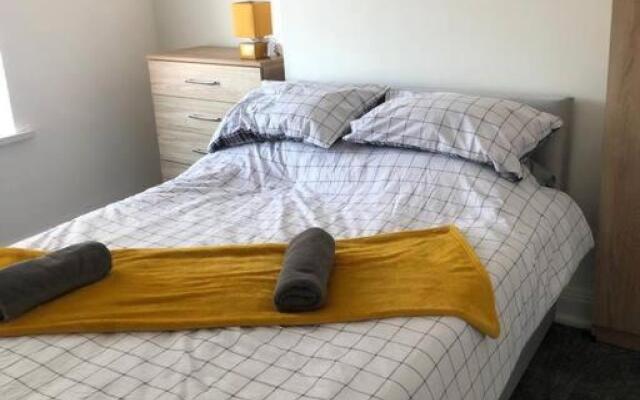 Modern 2 bed sleep 5 close to Anfield Stadium