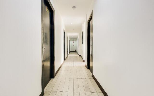 895 Golden Majestic Pension Inn