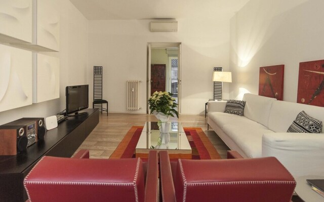 In Rome at Spanish Steps Classy Apartment With Modern Design in an Historic Palazzo