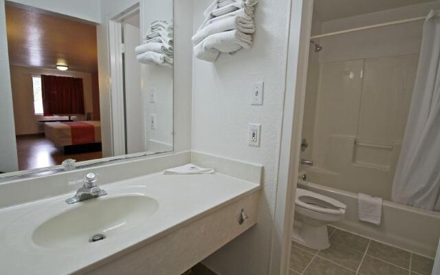 Motel 6 Raleigh, NC - Cary
