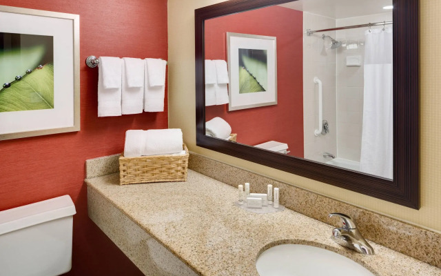 Courtyard By Marriott Shelton