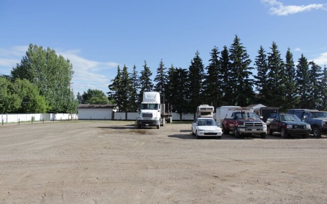 Morinville Plaza & Suites