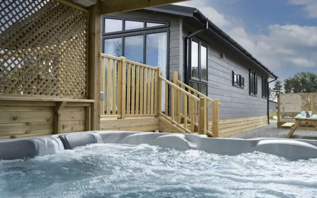 Hollicarrs - Lilypad Lodge