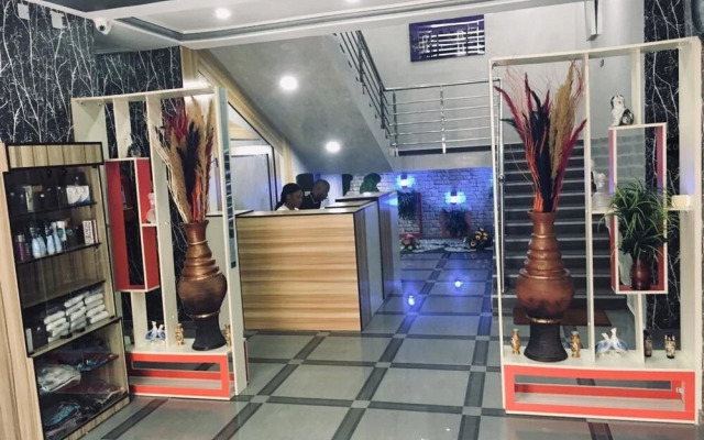 Exquisite Homes2 Hotel & Lounge