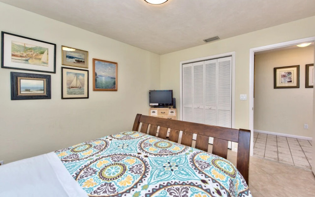 Avanti Vacation Rental, Relaxing 3-BR Retreat with Private Pool Minutes from Vanderbilt Beach and Delnor-Wiggins State Park. Enjoy Southern Exposure, BBQ Area, and Pet-Friendly Comfort