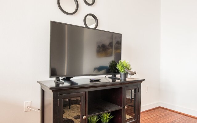 1 BR Apt Near AA Center with Parking by Frontdesk