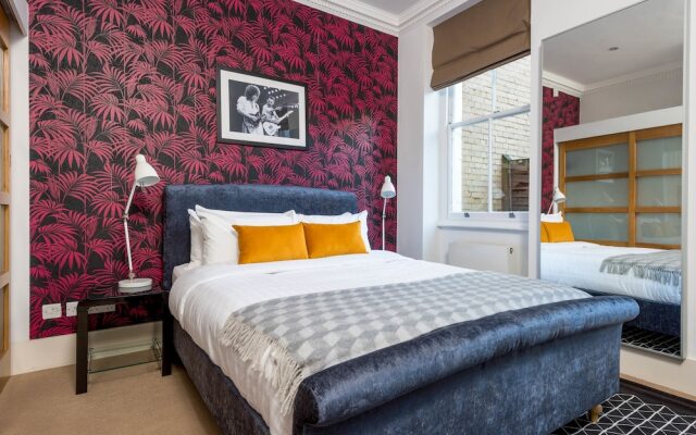 Bright Mayfair Suites by Sonder