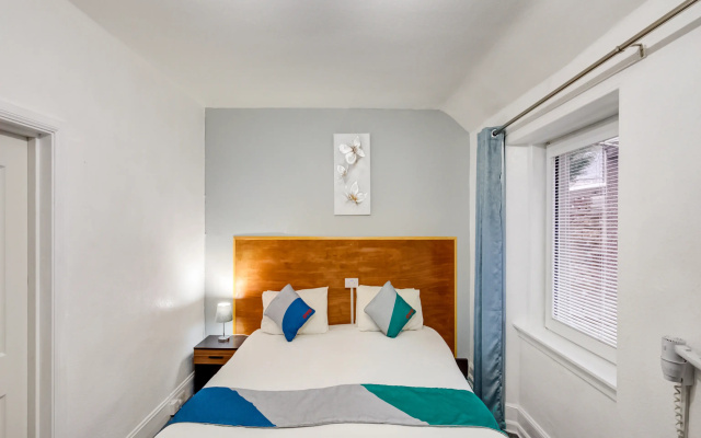 OYO Eastbank Hotel