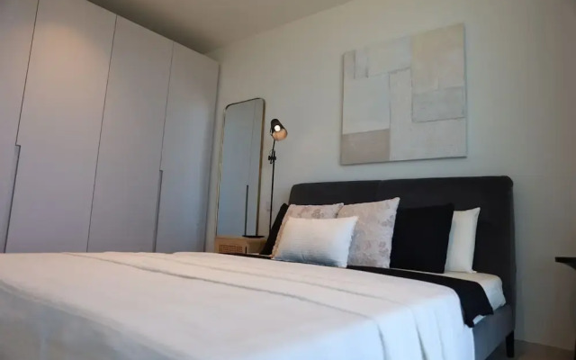 Luxury High Floor Suite Mercury Towers